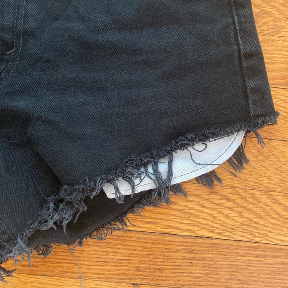 LEVI’S black denim cutoff shorts - Picture 4 of 10